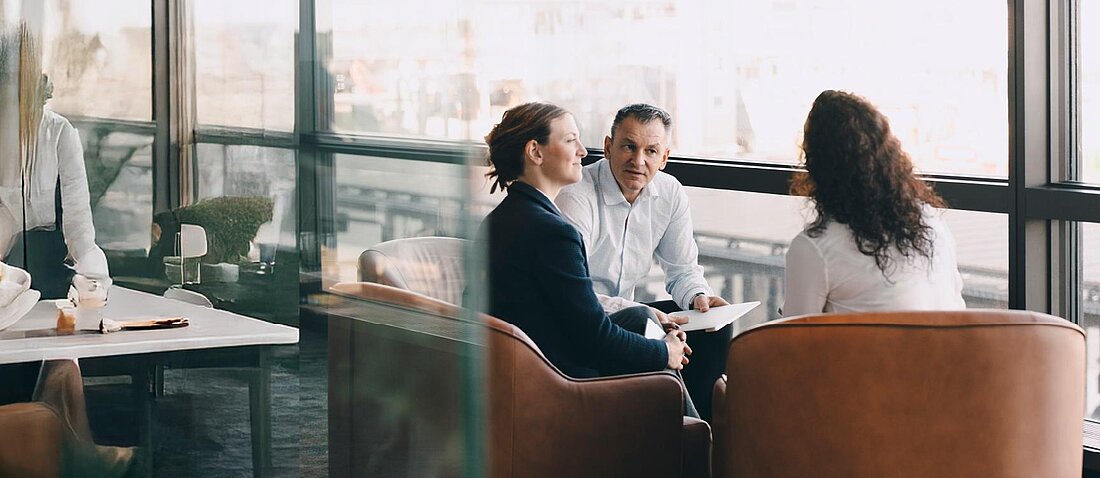 Deutschlands beste Wirtschaftsprüfer Header Mitarbeiter im Gespräch